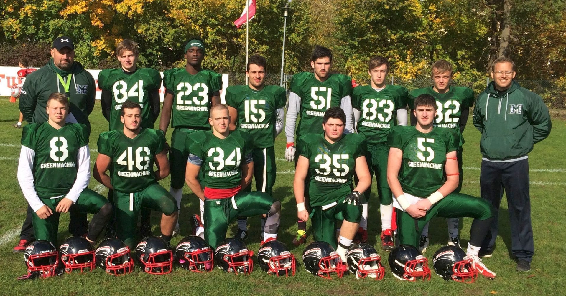 Düsseldorfer Panther in ungewohntem Outfit: Bernd Franzen (DL Coach U19) und Markus de Haer (ST Coach GFL-2) sowie Marvin Zander , Harlan Kowfi, Kaan Ötzkan, Nico Gieres, Tim Hönings (hinten v. l. n. r) sowie Lucas Wevelsiep, Jeroen van Ingen, Jannik Rahr, Gerrit Wolfram RB Simon Schulte-Pentling (vorne v. l. n.r.)