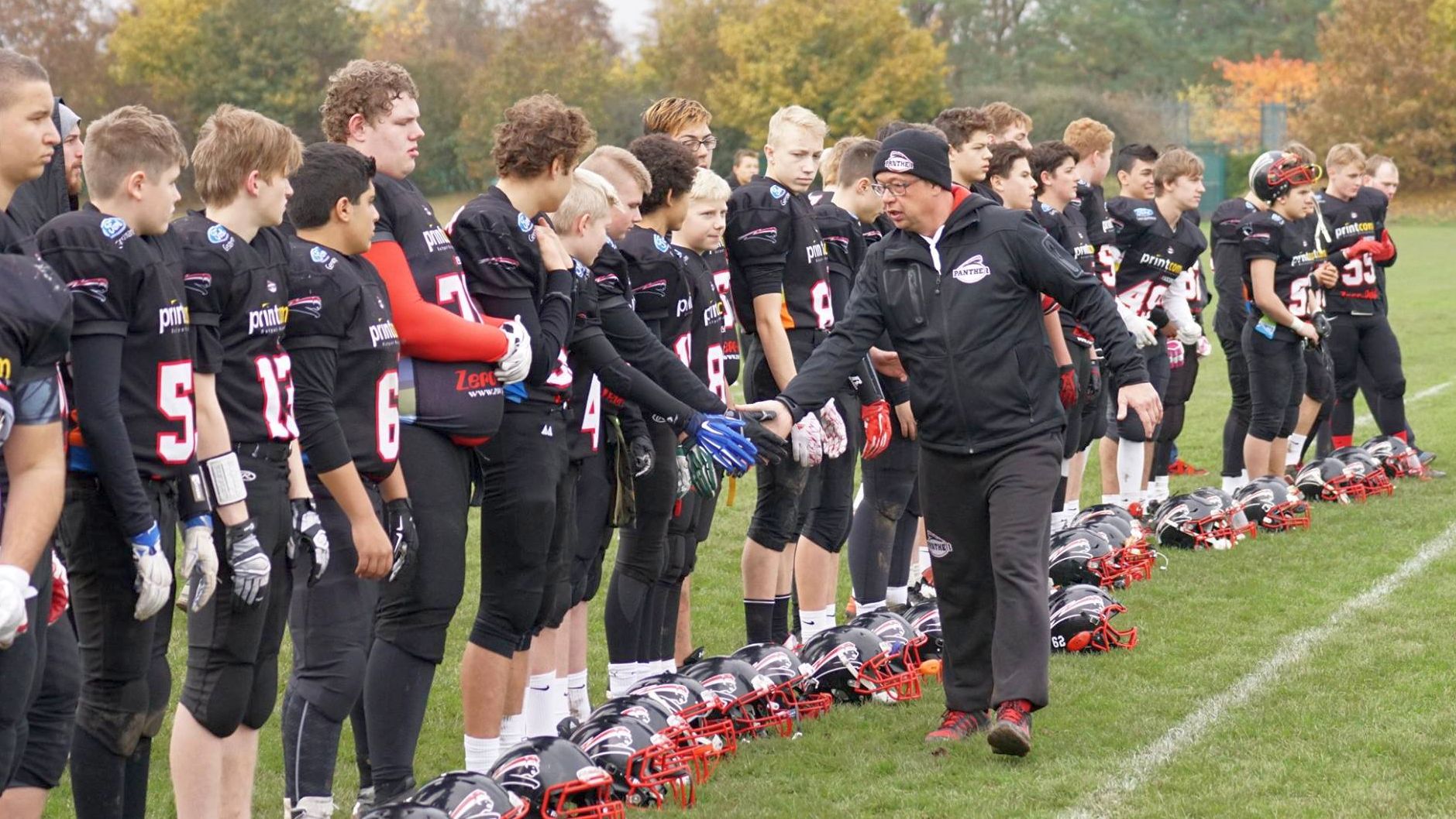 Von 19 seiner Schützlinge musste sich Headcoach Michael Wevelspiep an diesem Tag aus Altersgründen verabschieden. (Foto: Manfred Kühne)