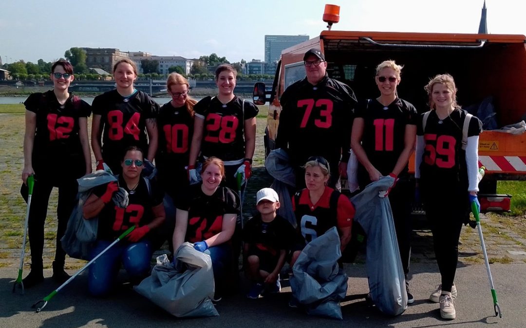 Pan­ther Frauen mit vol­lem Ein­satz beim Rhine Cle­a­nup
